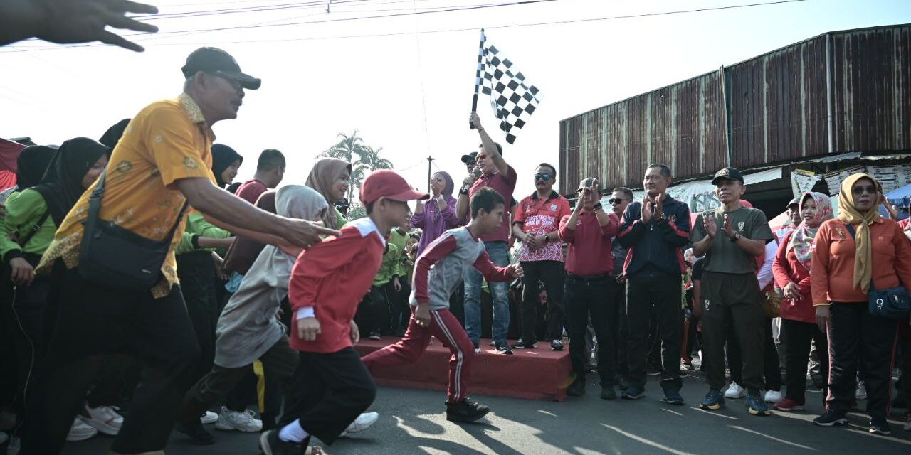 Jalan Sehat Hardiknas, Bupati Tiwi : Momentum Tingkatkan Kebersamaan dan Kekompakan Tenaga Pendidik