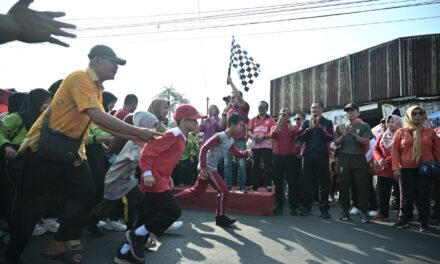 Jalan Sehat Hardiknas, Bupati Tiwi : Momentum Tingkatkan Kebersamaan dan Kekompakan Tenaga Pendidik