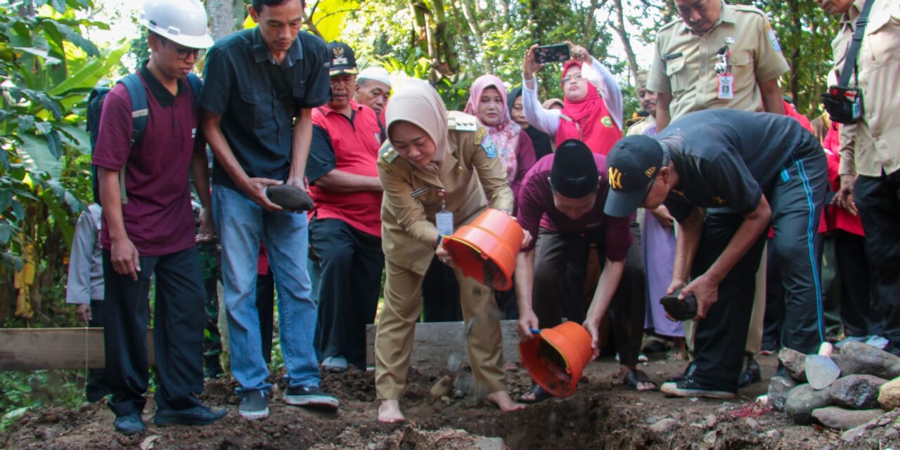 Bupati Tiwi Lakukan Peletakan Batu Pertama Pembangunan Infrastruktur Bidang Sanitasi di Desa Karanganyar