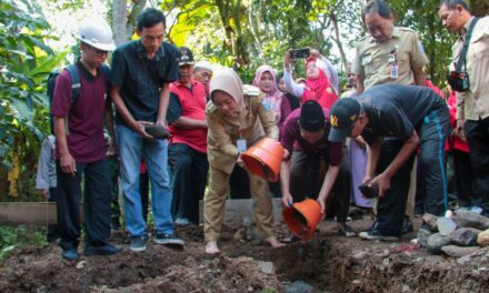 Bupati Tiwi Lakukan Peletakan Batu Pertama Pembangunan Infrastruktur Bidang Sanitasi di Desa Karanganyar