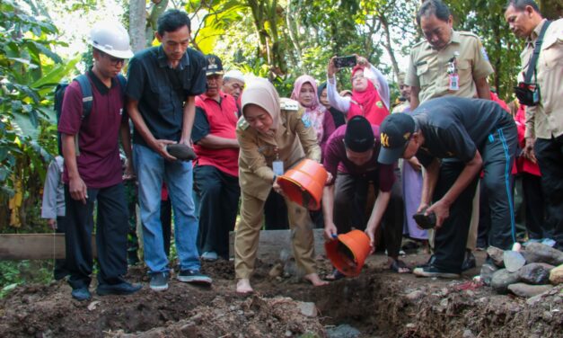 Bupati Tiwi Lakukan Peletakan Batu Pertama Pembangunan Infrastruktur Bidang Sanitasi di Desa Karanganyar