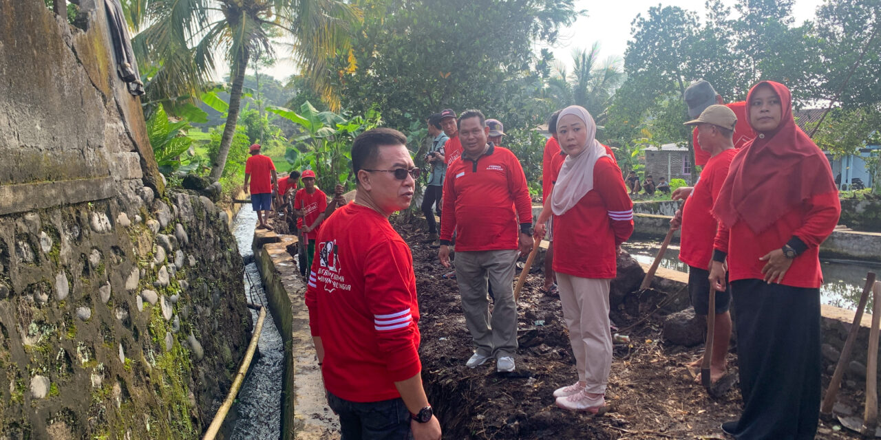 Bupati dan Ketua DPRD Purbalingga Gotong Royong Bersama Warga Desa Kajongan Bangun Saluran Irigasi