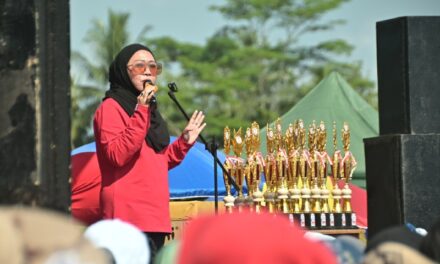 Jalan Sehat di Karangmoncol, Bupati Tiwi Ajak Perkuat Nasionalisme