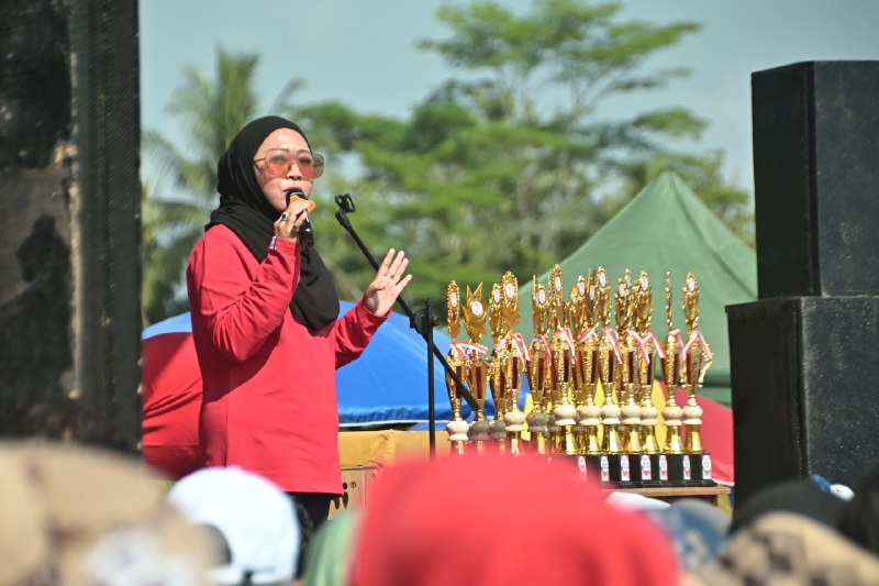 Jalan Sehat di Karangmoncol, Bupati Tiwi Ajak Perkuat Nasionalisme