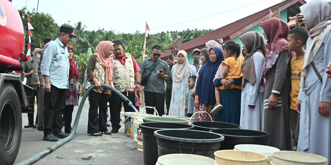 Atasi Kekeringan, Bupati Tiwi Ikut Salurkan Air Bersih