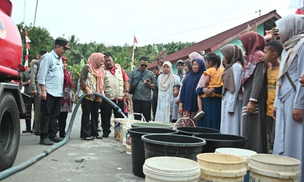 Atasi Kekeringan, Bupati Tiwi Ikut Salurkan Air Bersih