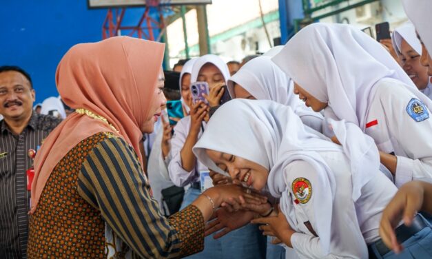 Bupati Tiwi Semangati Siswa SMAN 1 Bukateja: “Masa Depan Harus Dikejar, Bukan Ditunggu”