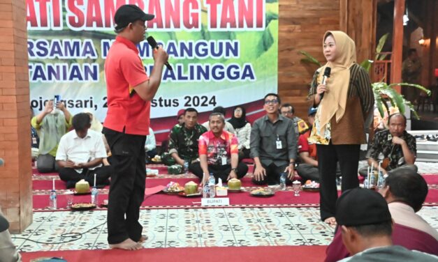 Sejahterakan Petani, Bupati Tiwi Gelontorkan Bantuan Stimulan hingga Rp 50 Juta