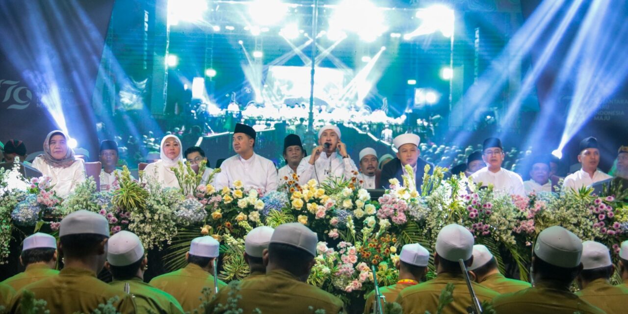 Semarakkan Bulan Kemerdekaan, Ribuan Warga Sholawat di Alun-alun Purbalingga