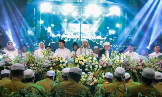 Semarakkan Bulan Kemerdekaan, Ribuan Warga Sholawat di Alun-alun Purbalingga