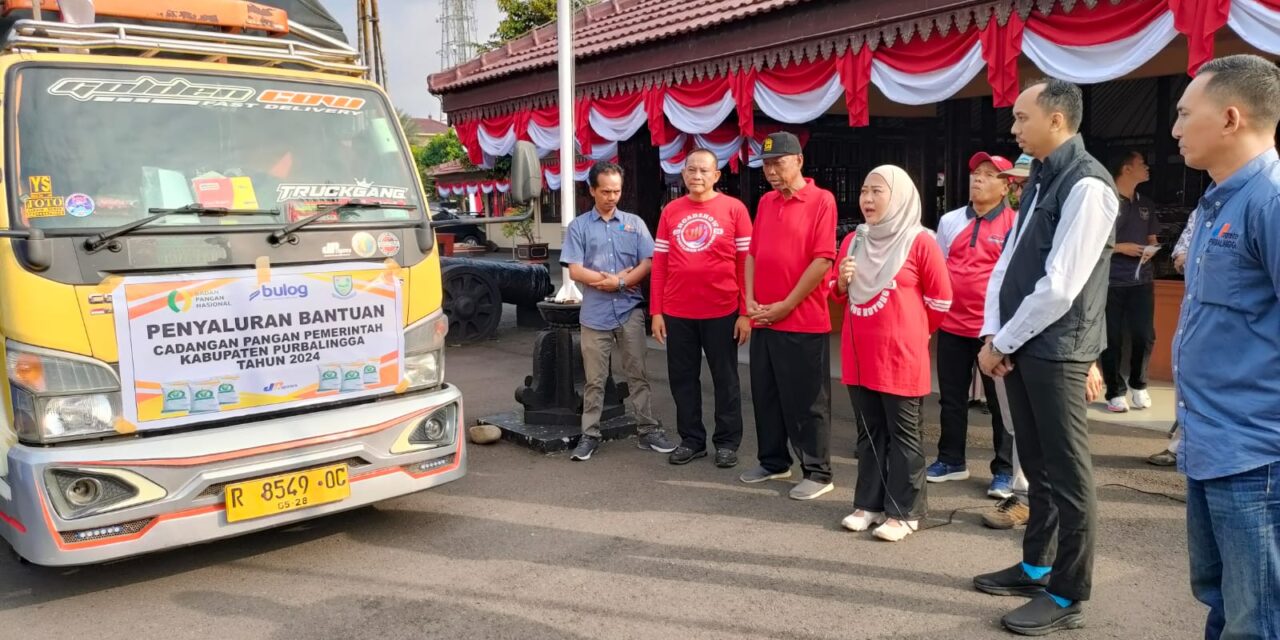 BUPATI PURBALINGGA LEPAS 4 TRUK CADANGAN PANGAN PEMERINTAH