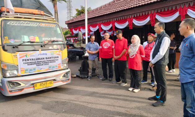 BUPATI PURBALINGGA LEPAS 4 TRUK CADANGAN PANGAN PEMERINTAH