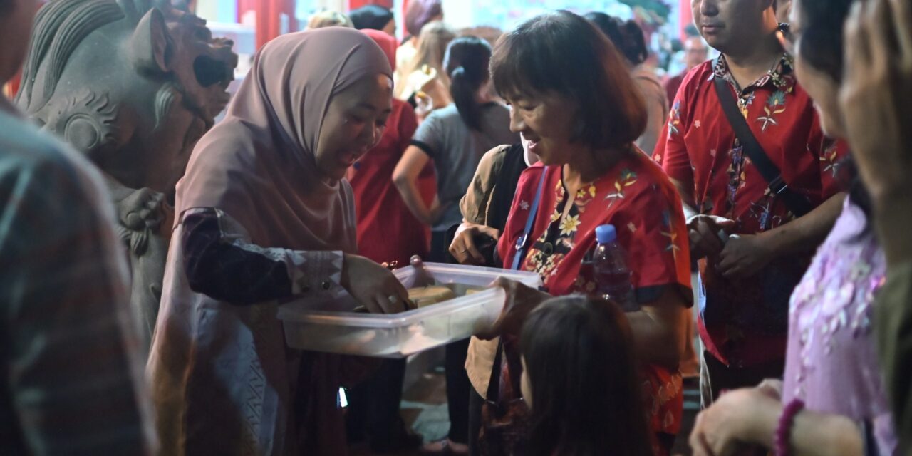 Merawat Kebersamaan dengan Warga Tionghoa, Bupati Tiwi Hadiri Festival Kue Bulan