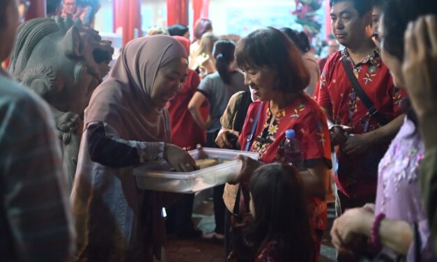 Merawat Kebersamaan dengan Warga Tionghoa, Bupati Tiwi Hadiri Festival Kue Bulan