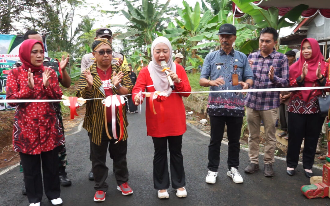 Bupati Tiwi Resmikan Pembangunan Infrastruktur Desa Selakambang, Dorong Peningkatan Kesejahteraan Masyarakat