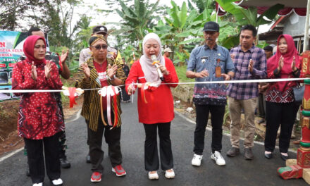 Bupati Tiwi Resmikan Pembangunan Infrastruktur Desa Selakambang, Dorong Peningkatan Kesejahteraan Masyarakat