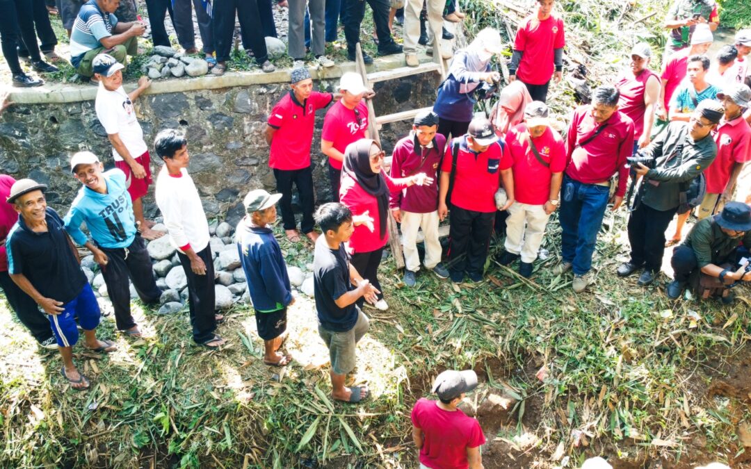 Gotong Royong di Desa Panunggalan: Bupati Tiwi Bangun Bronjong dan Resmikan Jalan Desa