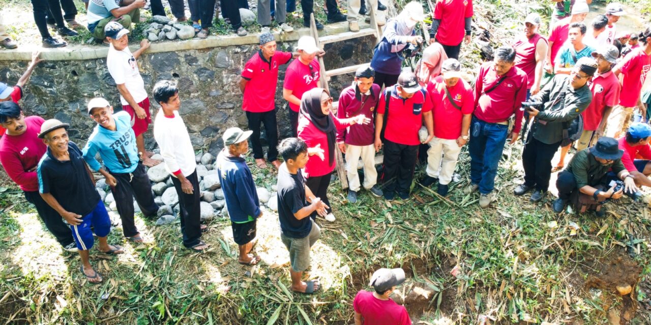 Gotong Royong di Desa Panunggalan: Bupati Tiwi Bangun Bronjong dan Resmikan Jalan Desa