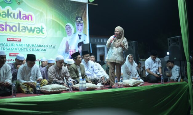 Bakulan Bersholawat, Bupati Tiwi Ajak Masyarakat Kawal Pilkada Serentak 2024