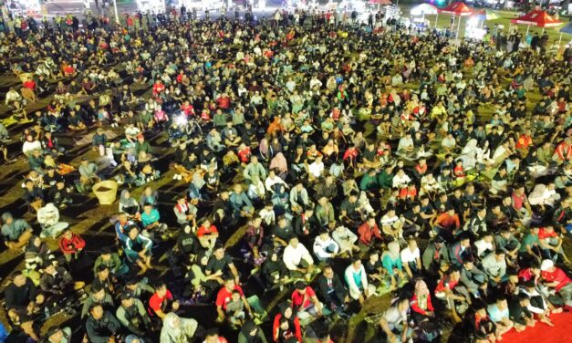 Bupati Tiwi dan Ribuan Warga Nobar Timnas Indonesia vs. Australia di Alun-Alun Purbalingga