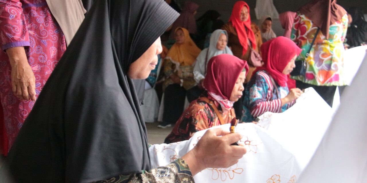 Peringatan Hari Batik Nasional, Forum Perajin Batik Purbalingga Gelar Pameran Batik di Taman Kota Usman Janatin