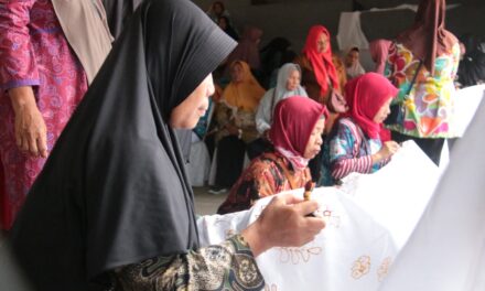 Peringatan Hari Batik Nasional, Forum Perajin Batik Purbalingga Gelar Pameran Batik di Taman Kota Usman Janatin