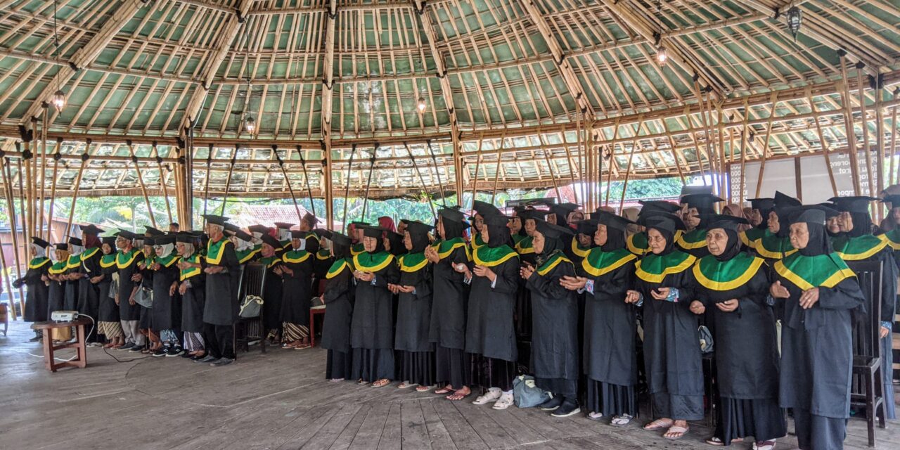 Sekolah Lansia Purbalingga Wisuda 60 Siswa, Dukung Lansia Mandiri dan Tangguh