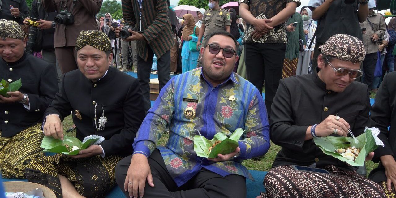 Hadiri Hari Jadi Banjarnegara, Wabup Dimas Lesehan Makan Nasi Tenong