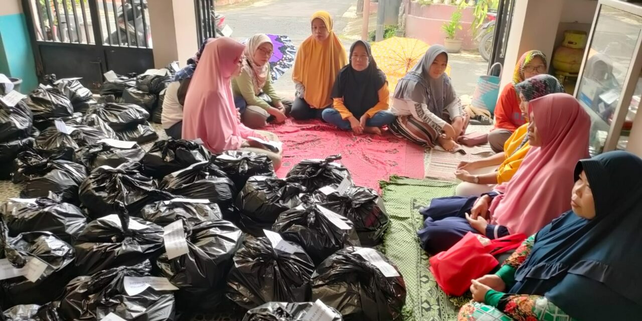 129 Paket Sembako Dibagikan kepada Warga yang Membutuhkan di Kelurahan Karangmanyar